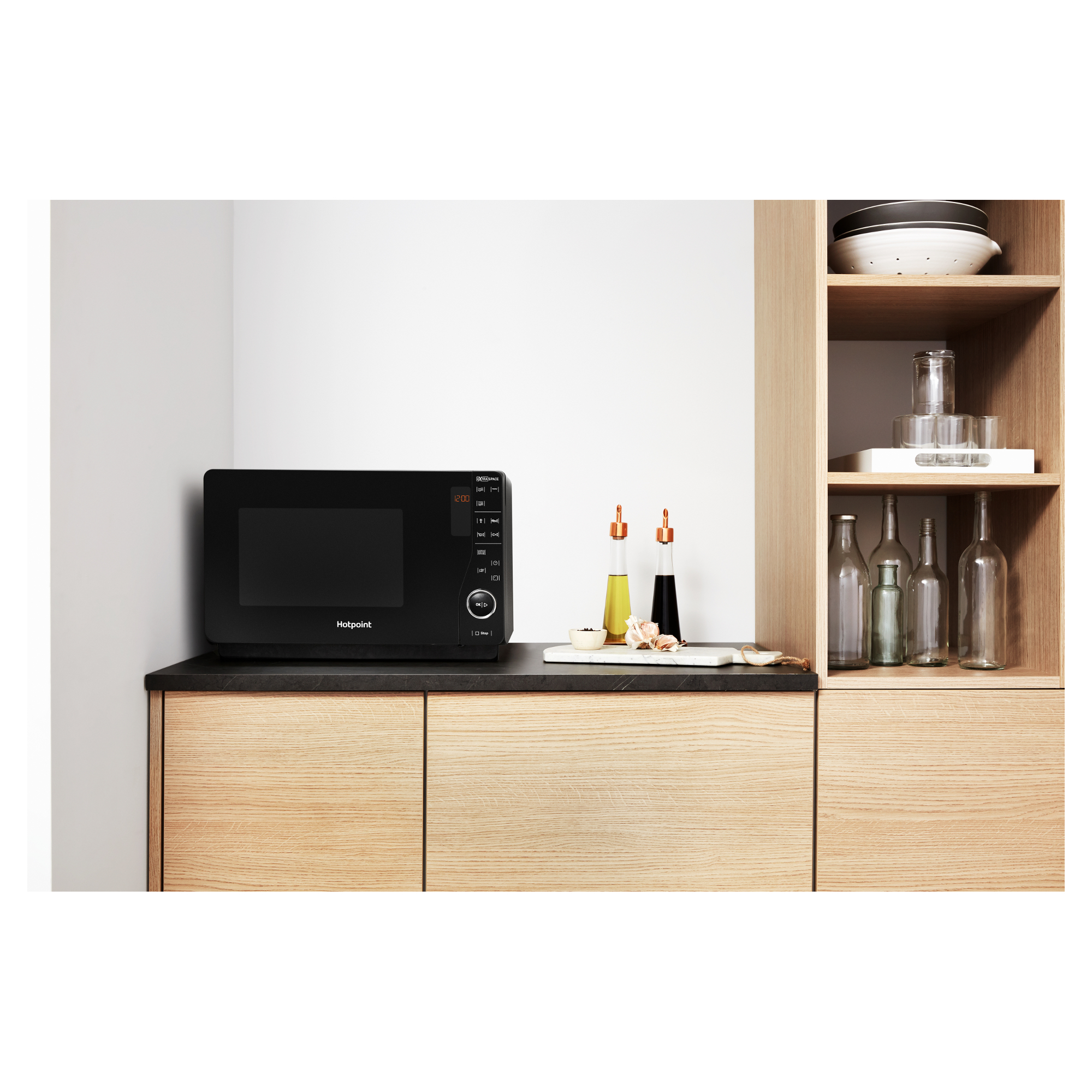 Hotpoint MWH2622MB Extra Space 800w Microwave with Grill and 25L